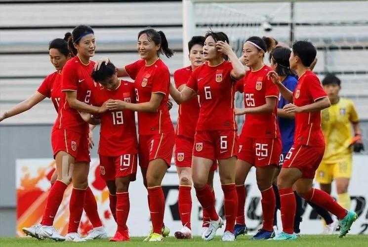 包含中国女足在球场上展现出团结一心的决心的词条