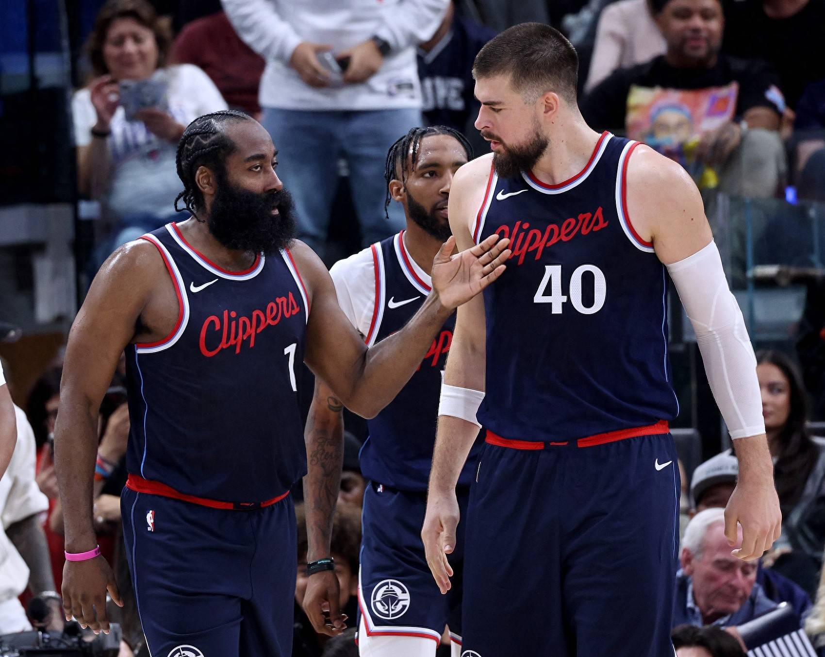 Uzi在老鹰比赛中出色防守,关键助攻引发热议! Uzi在老鹰比赛中出色防守,关键助攻引发热议!